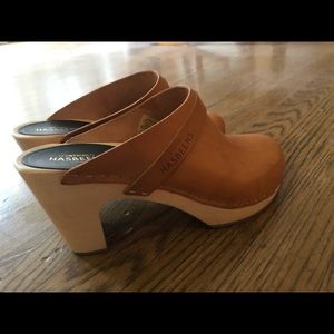 Swedish Hasbeens Slip in Classic Natural clogs